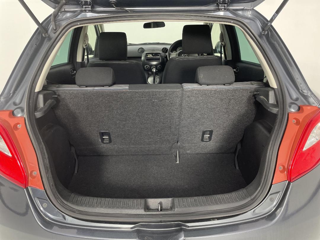 Photo '14' of Mazda Demio