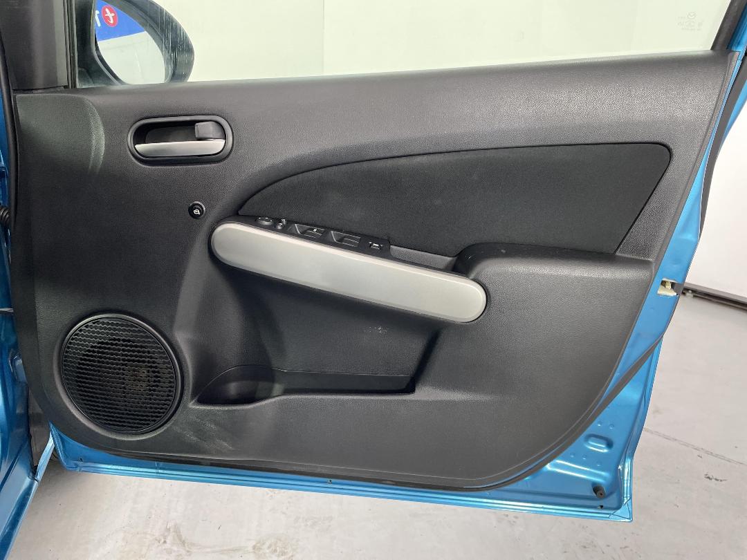 Photo '15' of Mazda Demio Photo '15' of Mazda Demio