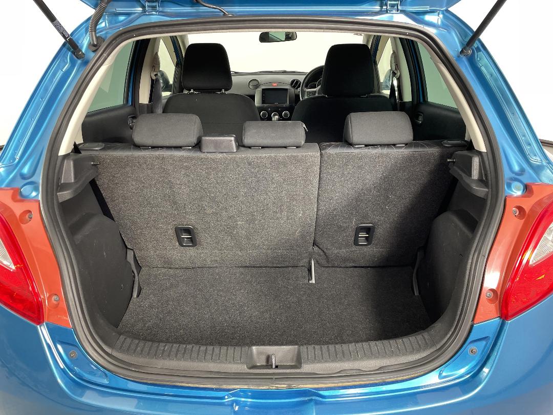 Photo '14' of Mazda Demio Photo '14' of Mazda Demio