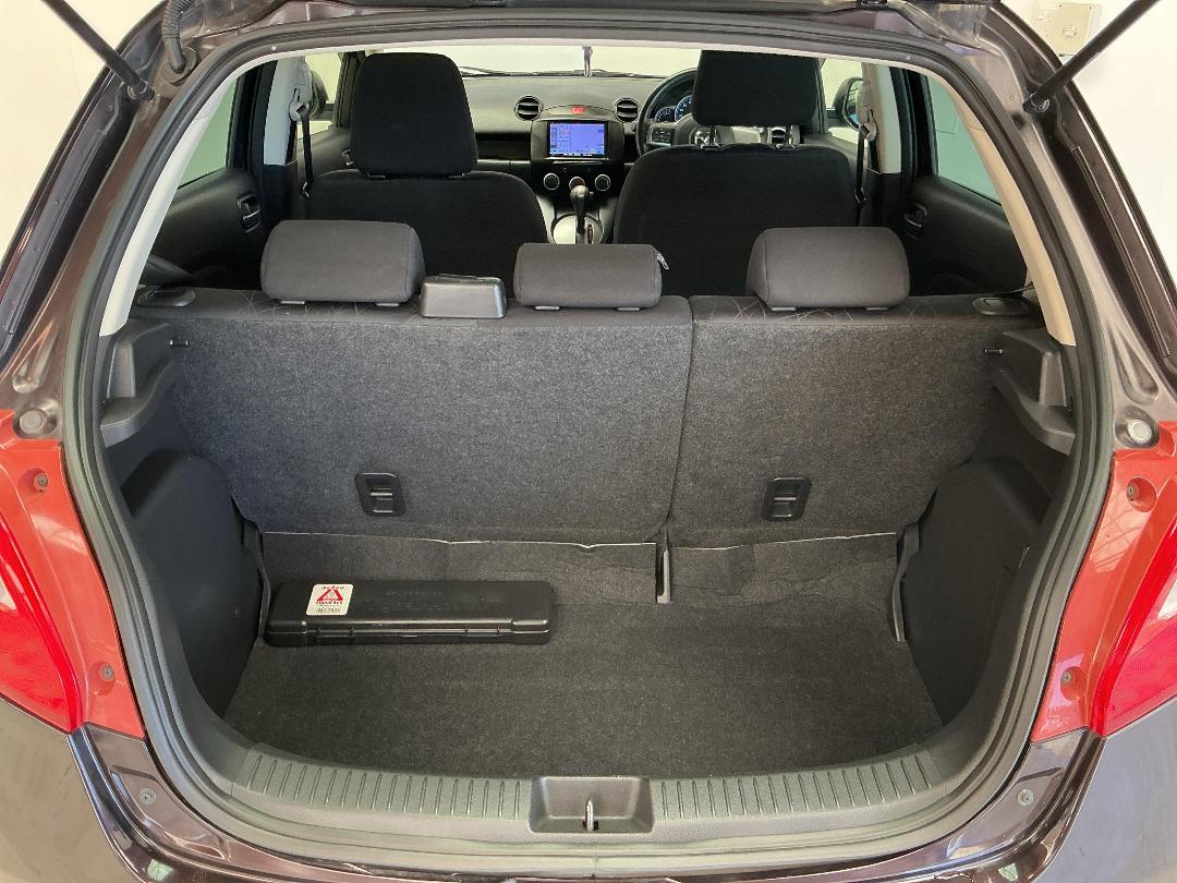 Photo '14' of Mazda Demio