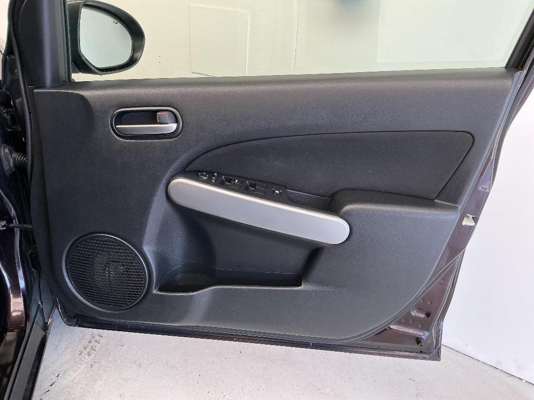 Photo '15' of Mazda Demio