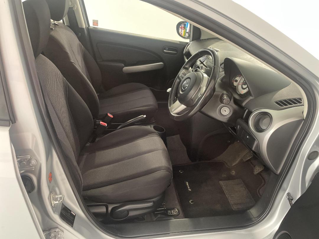 Photo '16' of Mazda Mazda2