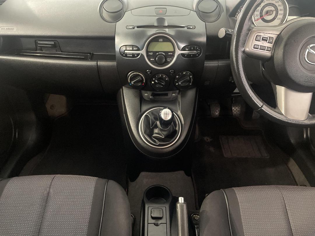 Photo '18' of Mazda Mazda2