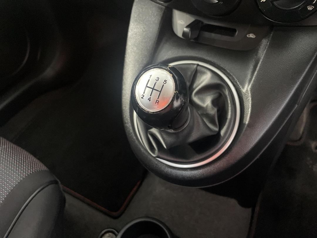 Photo '28' of Mazda Mazda2