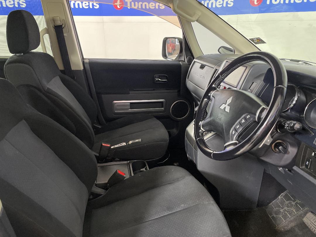 Photo '16' of Mitsubishi Delica