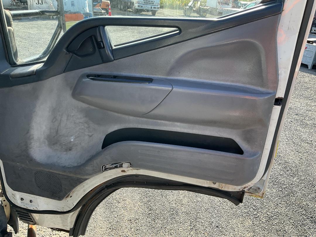 Photo '12' of Mitsubishi Fuso Canter FEW45E2 Flat Deck