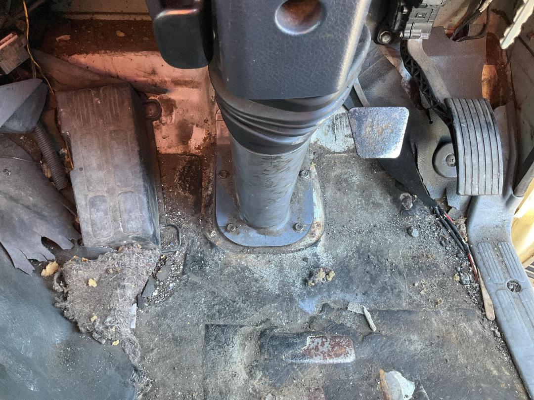 Photo '15' of Mitsubishi Fuso Canter FEW45E2 Flat Deck