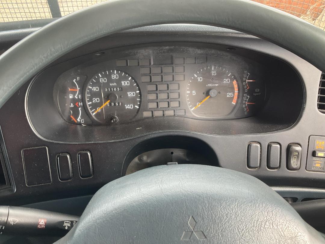 Photo '13' of Mitsubishi Fuso Shogun FV370K8 Curtainsider