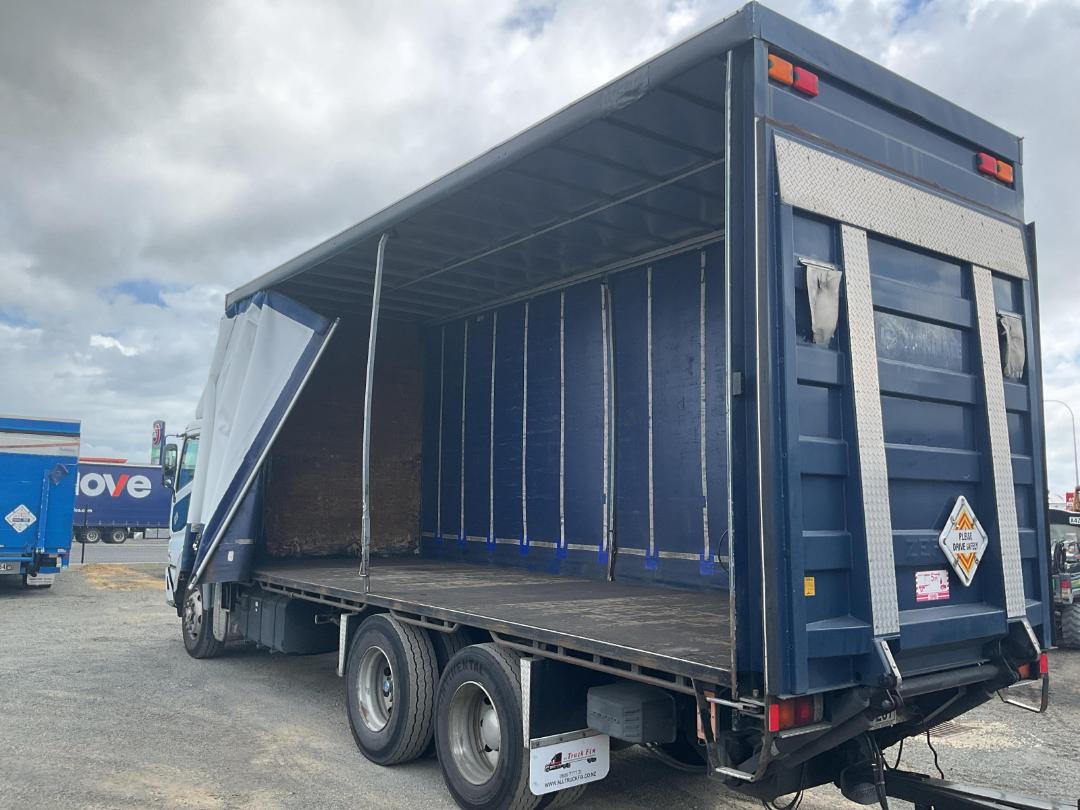 Photo '22' of Mitsubishi Fuso Shogun FV370K8 Curtainsider