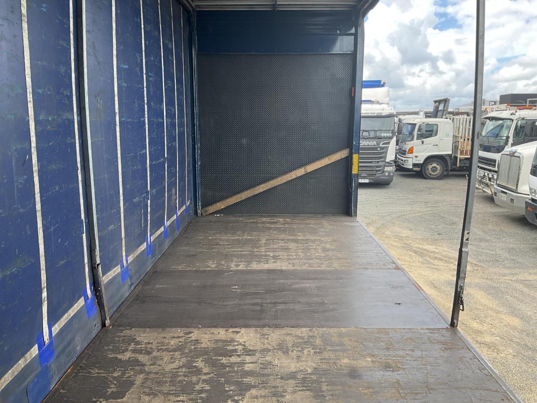 Photo '26' of Mitsubishi Fuso Shogun FV370K8 Curtainsider