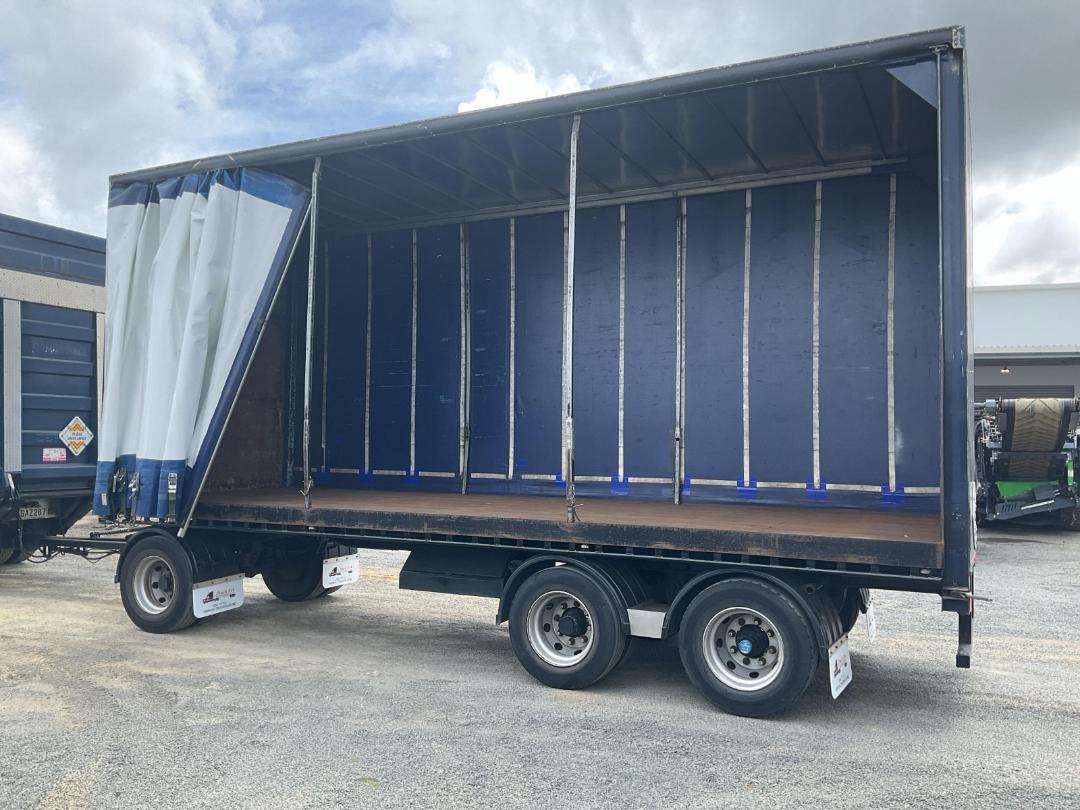 Photo '35' of Mitsubishi Fuso Shogun FV370K8 Curtainsider