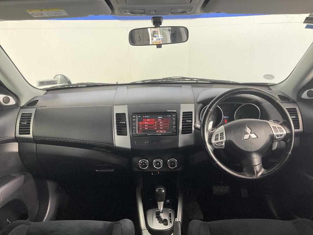 Photo '17' of Mitsubishi Outlander