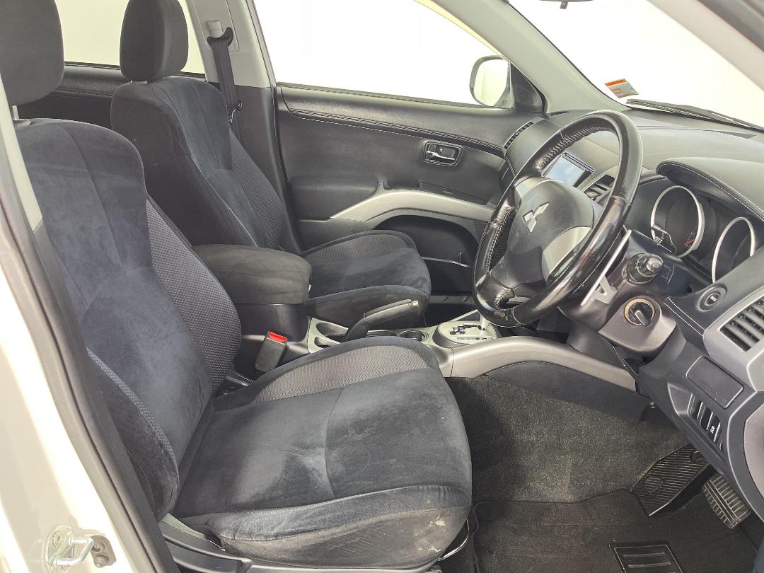 Photo '16' of Mitsubishi Outlander