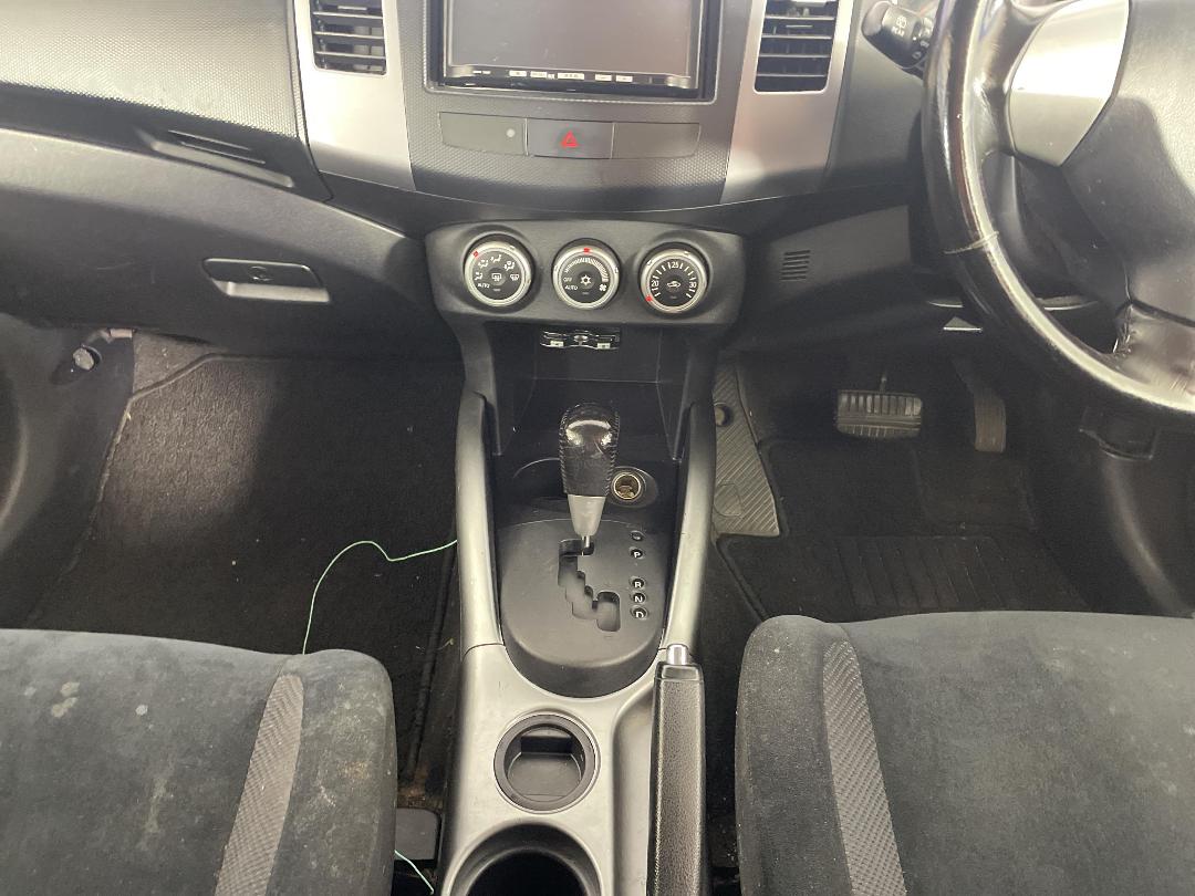 Photo '18' of Mitsubishi Outlander