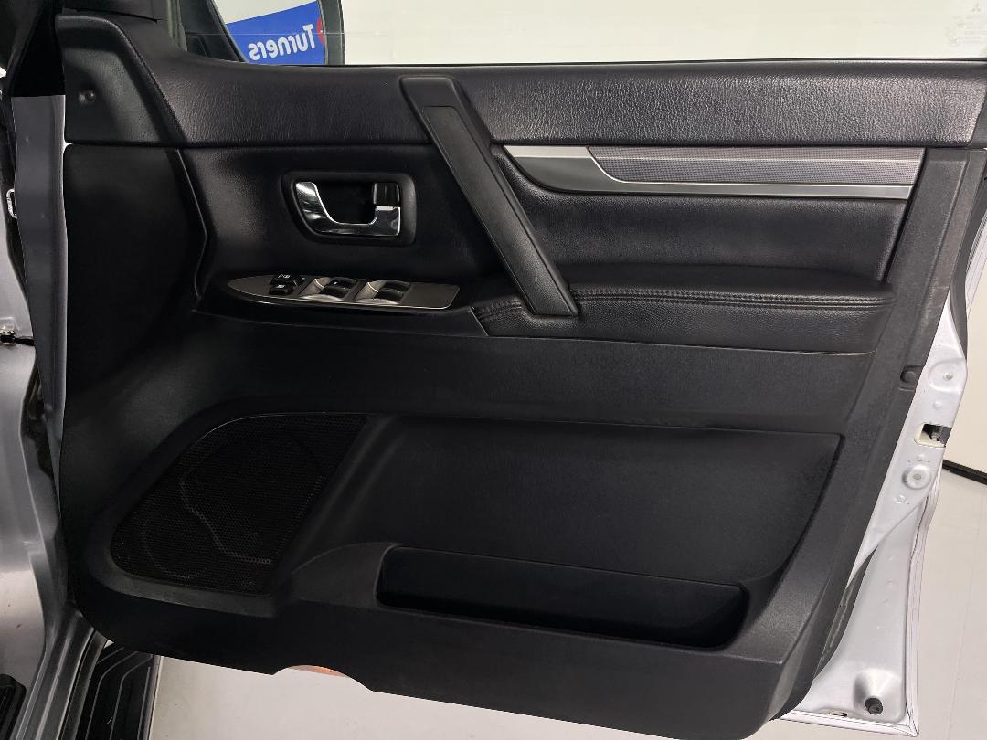 Photo '15' of Mitsubishi Pajero Photo '15' of Mitsubishi Pajero