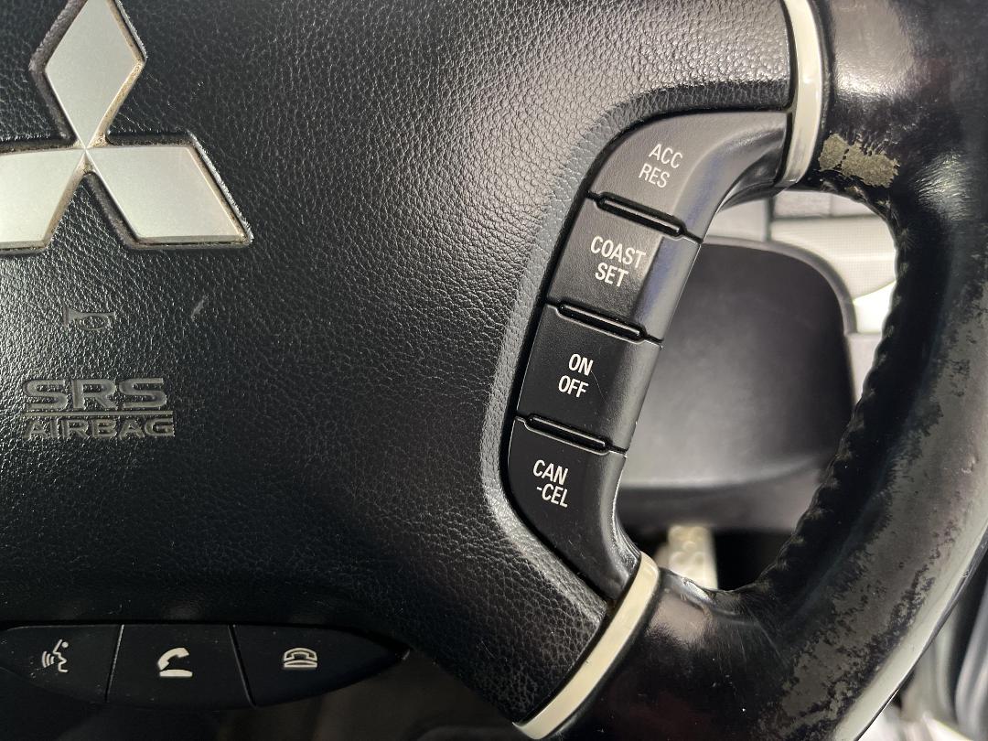 Photo '24' of Mitsubishi Pajero Photo '24' of Mitsubishi Pajero