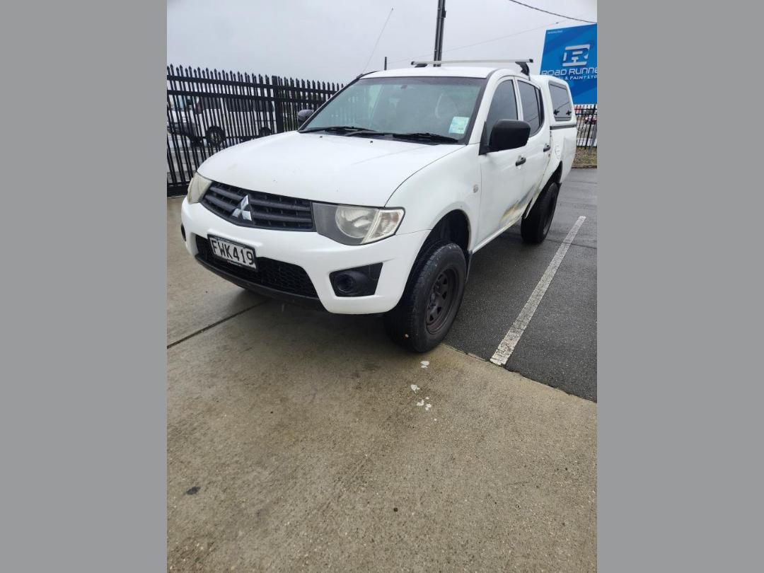 Damaged Mitsubishi Triton D/CAB GL 2011 in Christchurch Bromley at