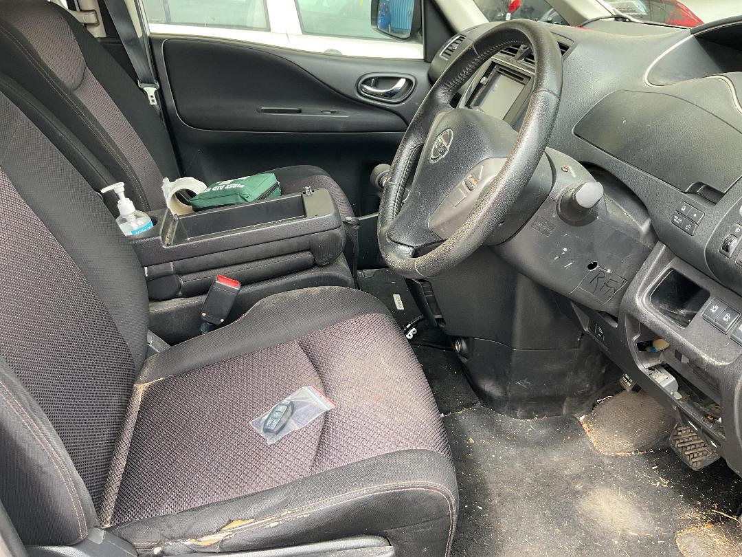 Photo '13' of Nissan Serena