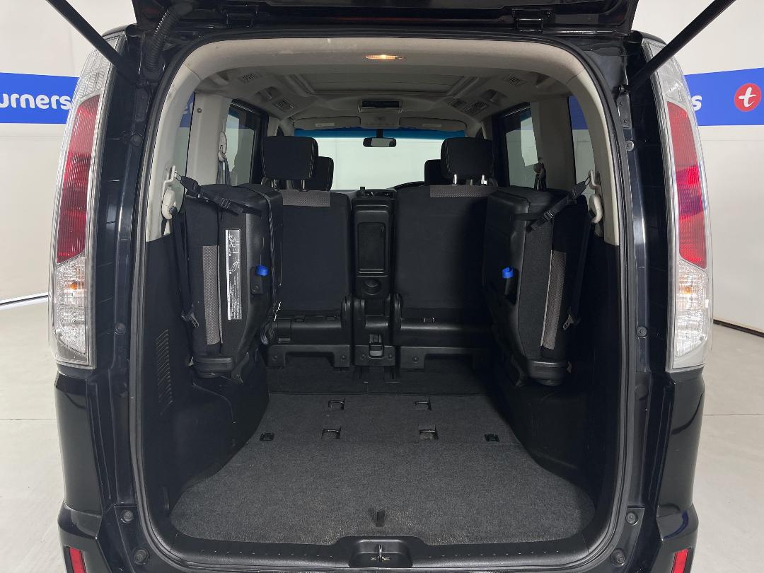 Photo '14' of Nissan Serena