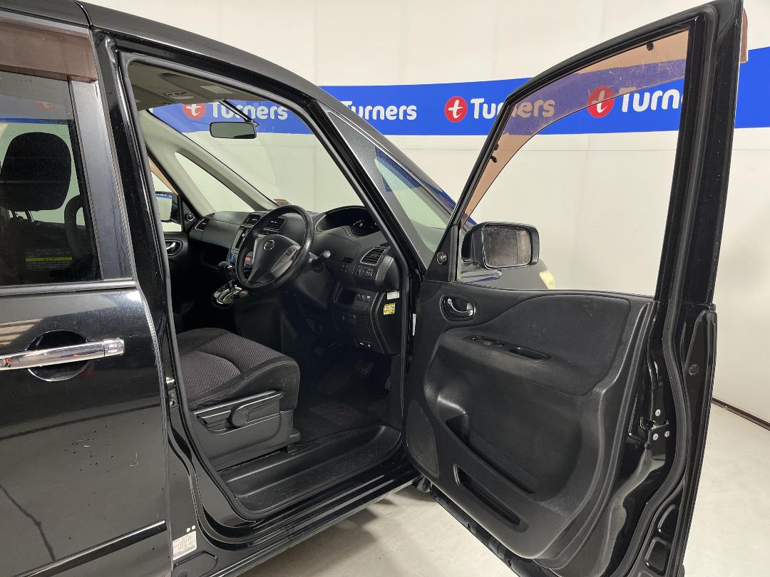 Photo '15' of Nissan Serena Photo '15' of Nissan Serena