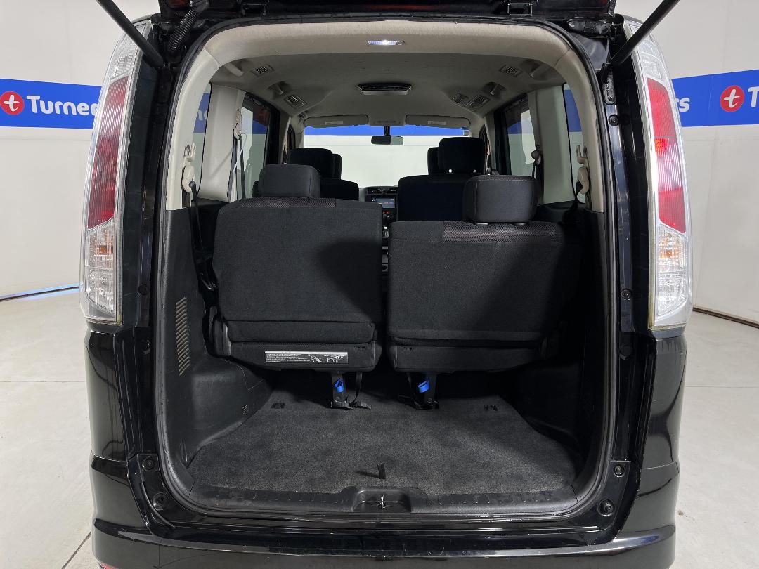 Photo '14' of Nissan Serena Photo '14' of Nissan Serena