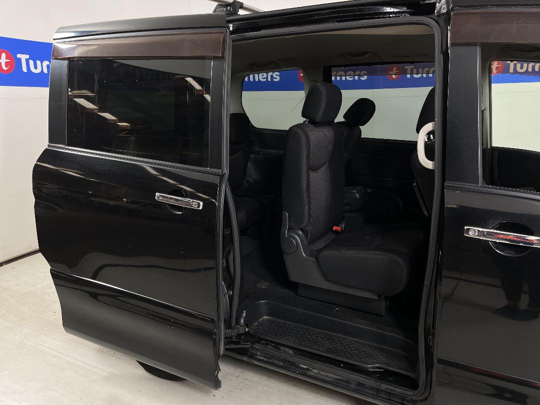 Photo '19' of Nissan Serena Photo '19' of Nissan Serena