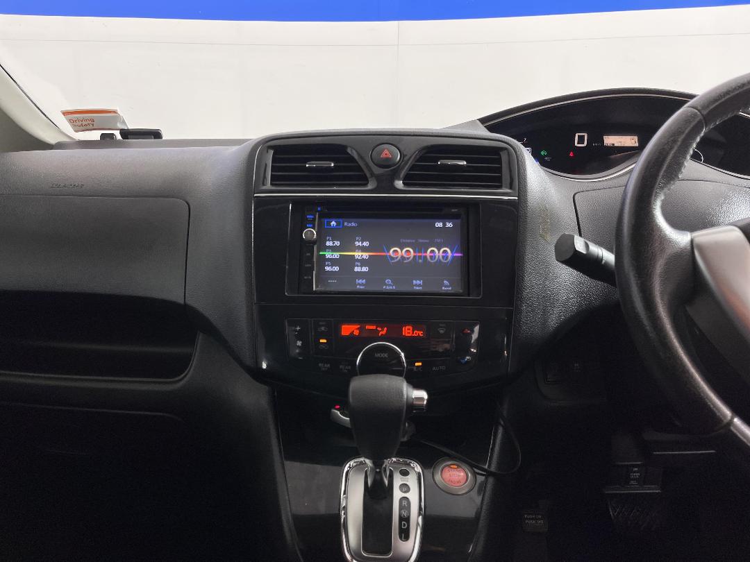 Photo '18' of Nissan Serena Photo '18' of Nissan Serena