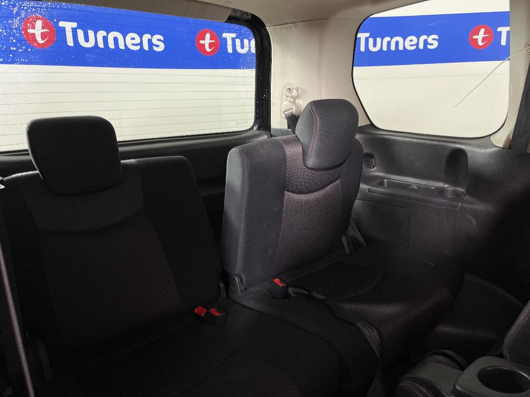 Photo '24' of Nissan Serena Photo '24' of Nissan Serena