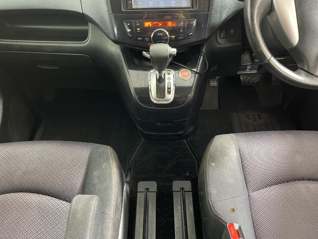 Photo '23' of Nissan Serena Photo '23' of Nissan Serena