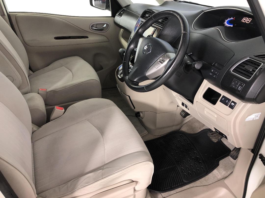 Photo '16' of Nissan Serena Photo '16' of Nissan Serena