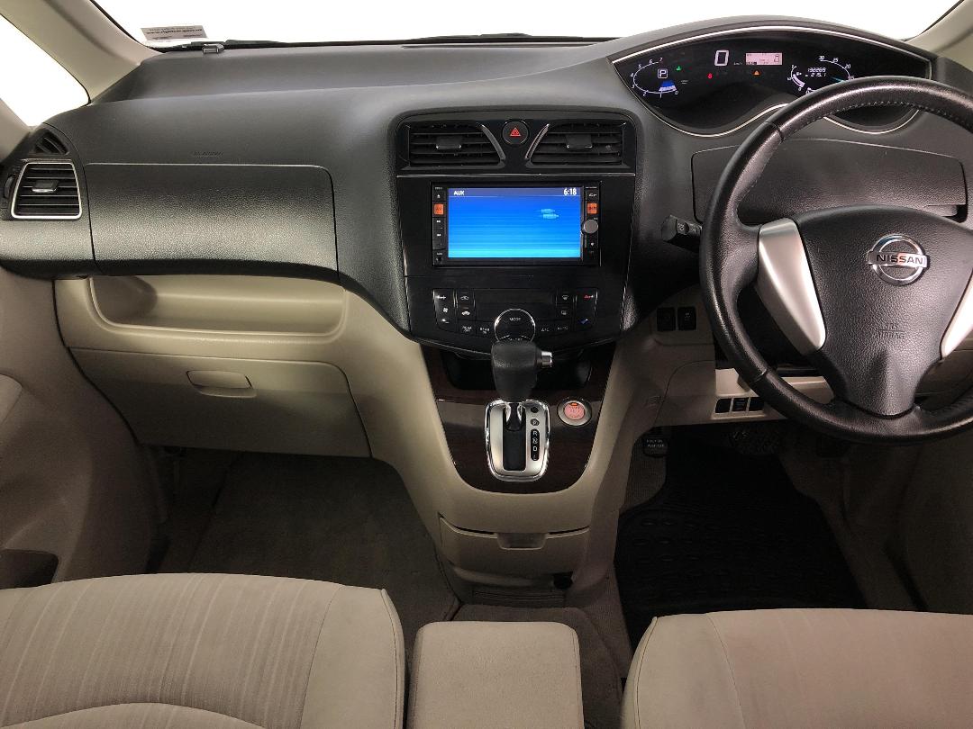 Photo '17' of Nissan Serena Photo '17' of Nissan Serena