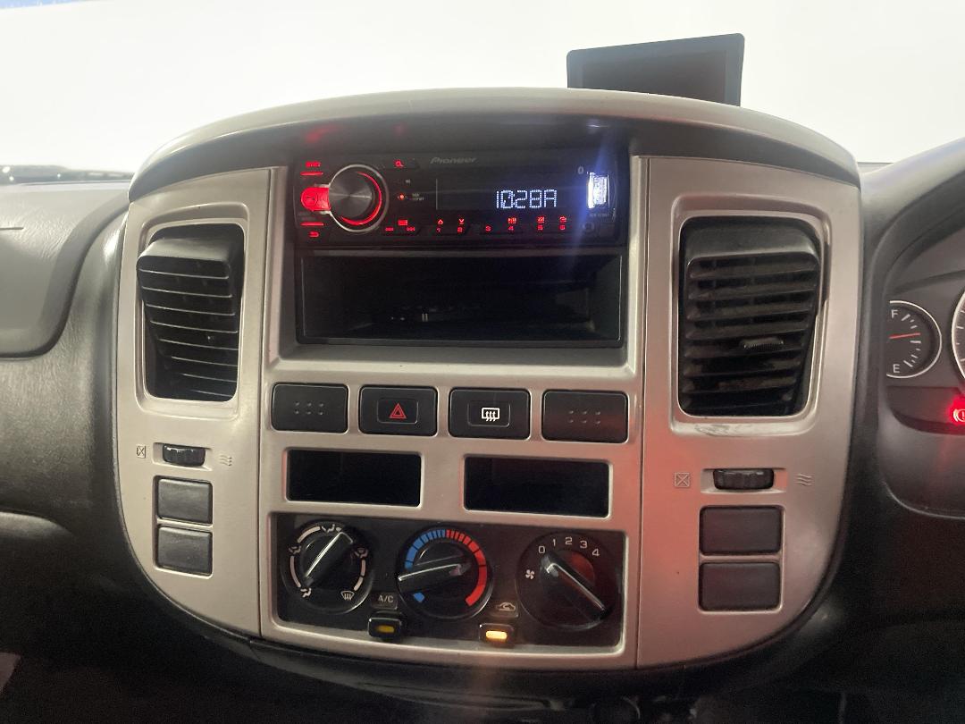 Photo '22' of Nissan Urvan