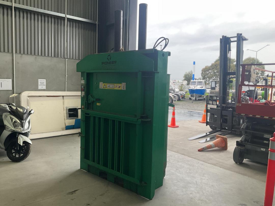 Photo '3' of Pioneer PB450 Baler Photo '3' of Pioneer PB450 Baler