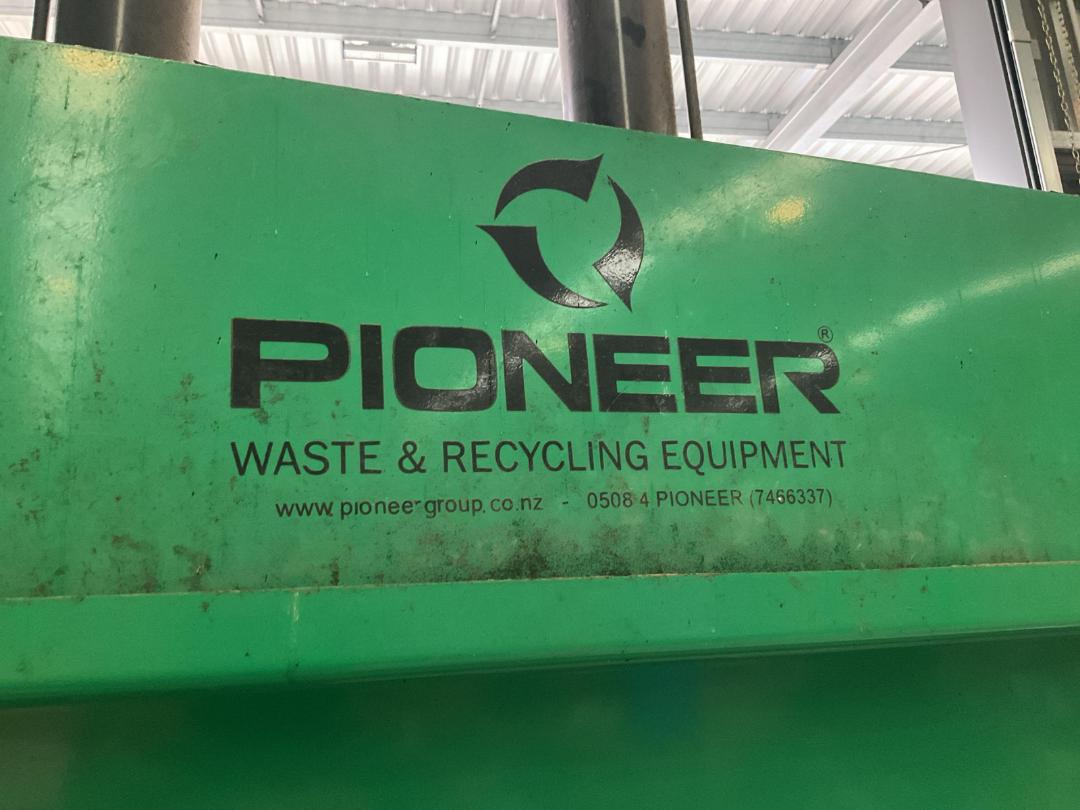 Photo '6' of Pioneer PB450 Baler Photo '6' of Pioneer PB450 Baler