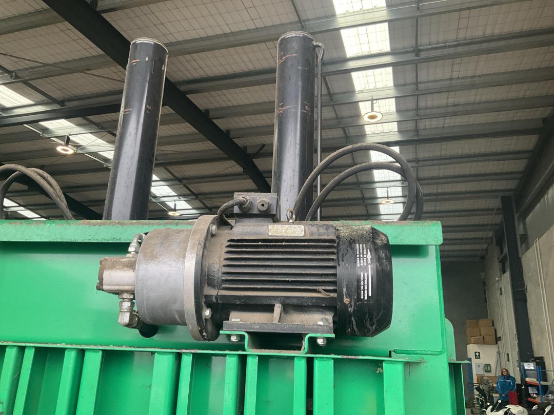 Photo '13' of Pioneer PB450 Baler Photo '13' of Pioneer PB450 Baler