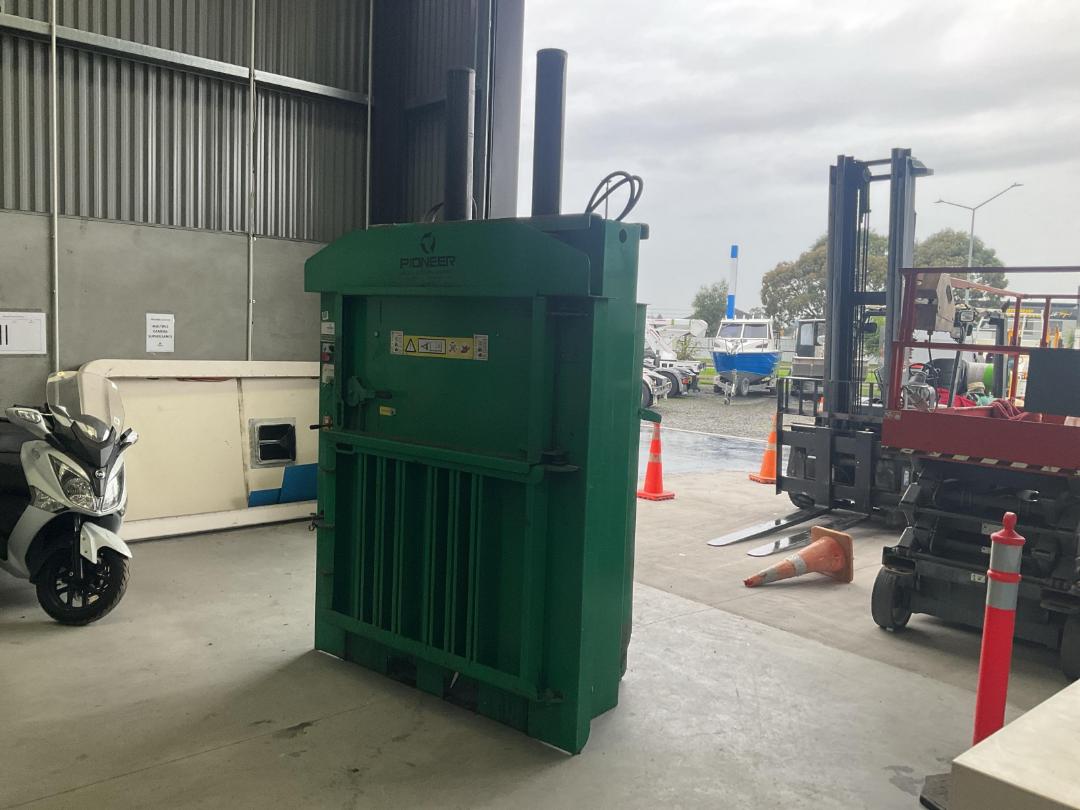 Photo '19' of Pioneer PB450 Baler Photo '19' of Pioneer PB450 Baler