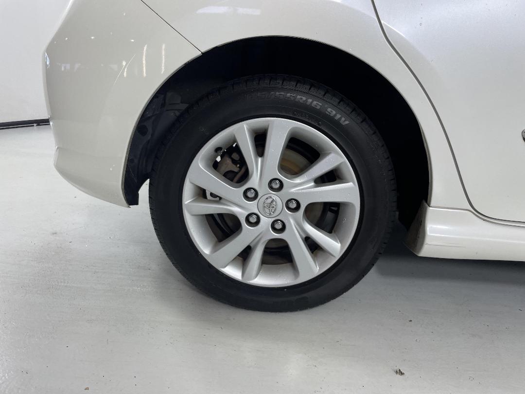 Photo '12' of Toyota Blade Photo '12' of Toyota Blade