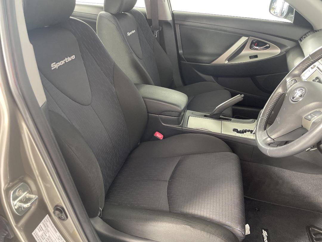 Photo '16' of Toyota Camry