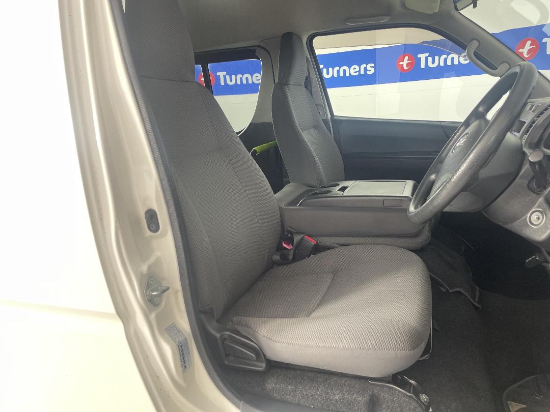 Photo '16' of Toyota Hiace