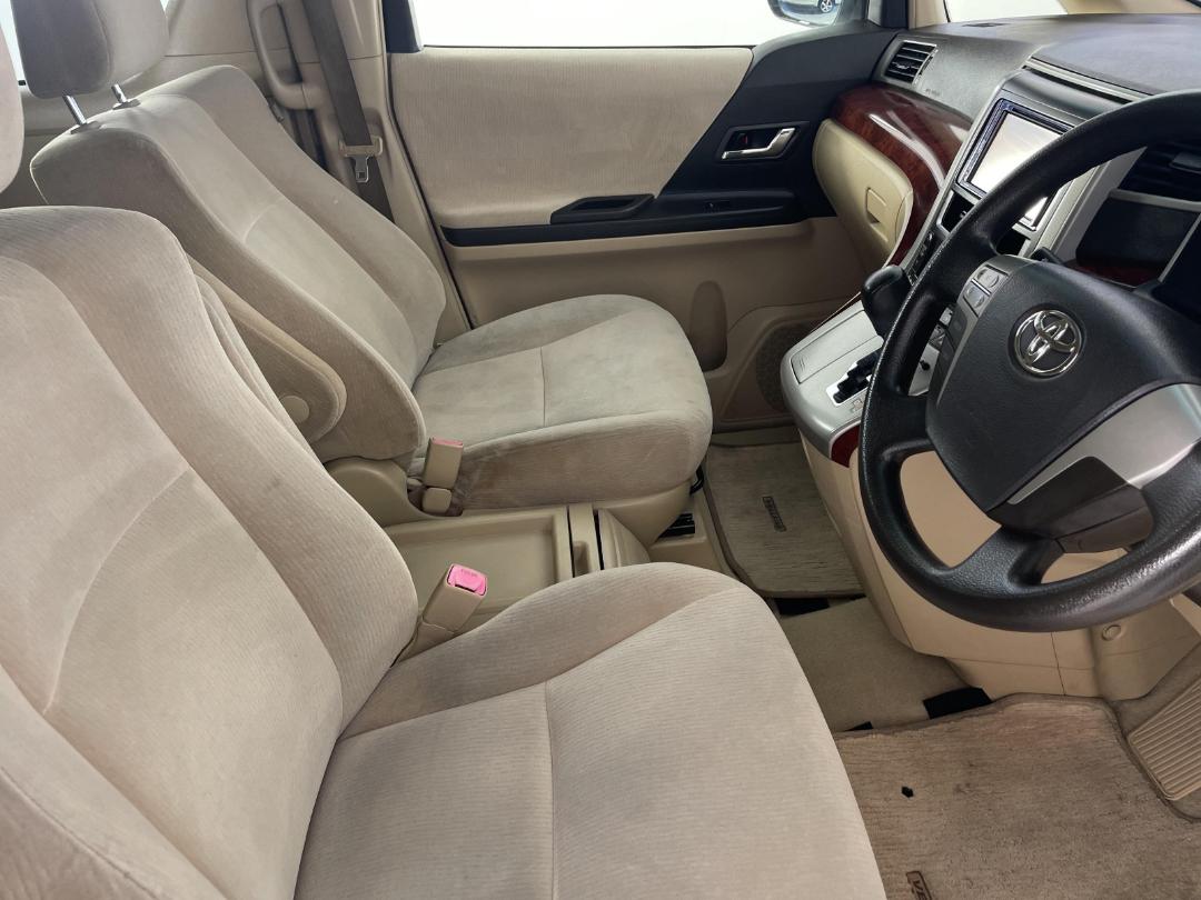 Photo '16' of Toyota Vellfire