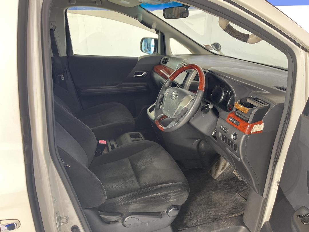 Photo '16' of Toyota Vellfire