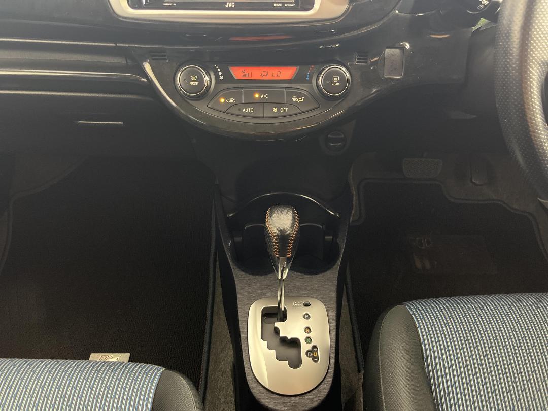 Photo '18' of Toyota Vitz Photo '18' of Toyota Vitz