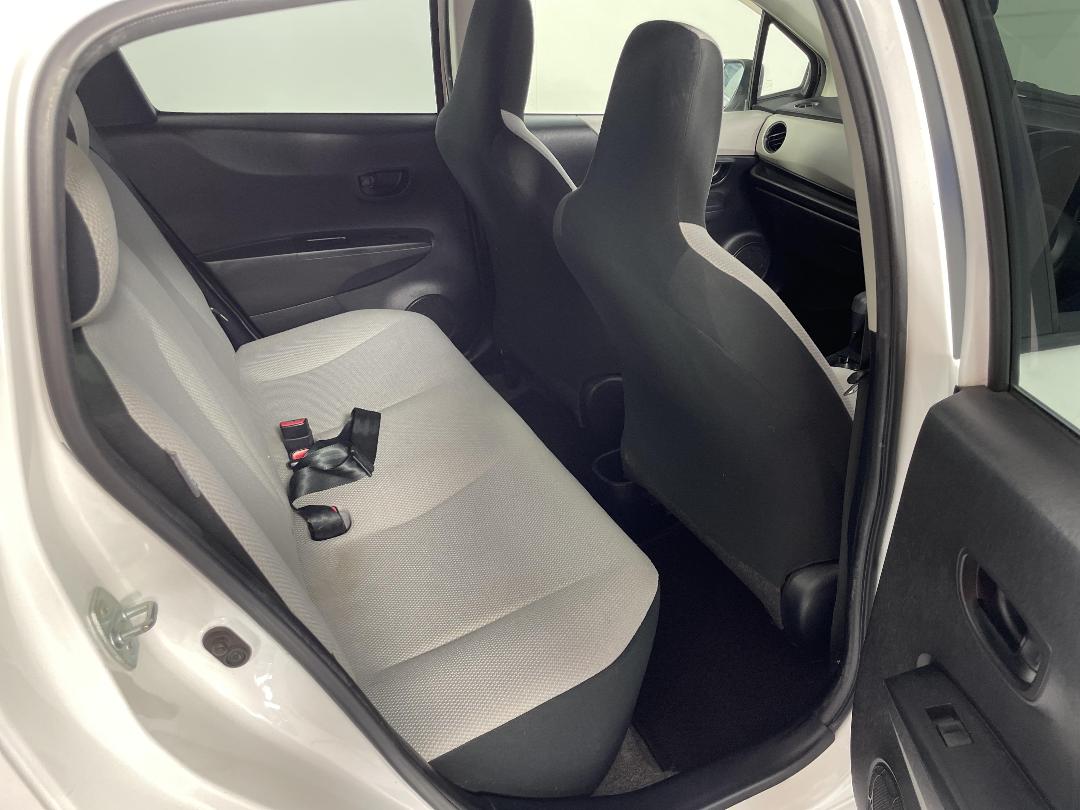 Photo '20' of Toyota Vitz Photo '20' of Toyota Vitz