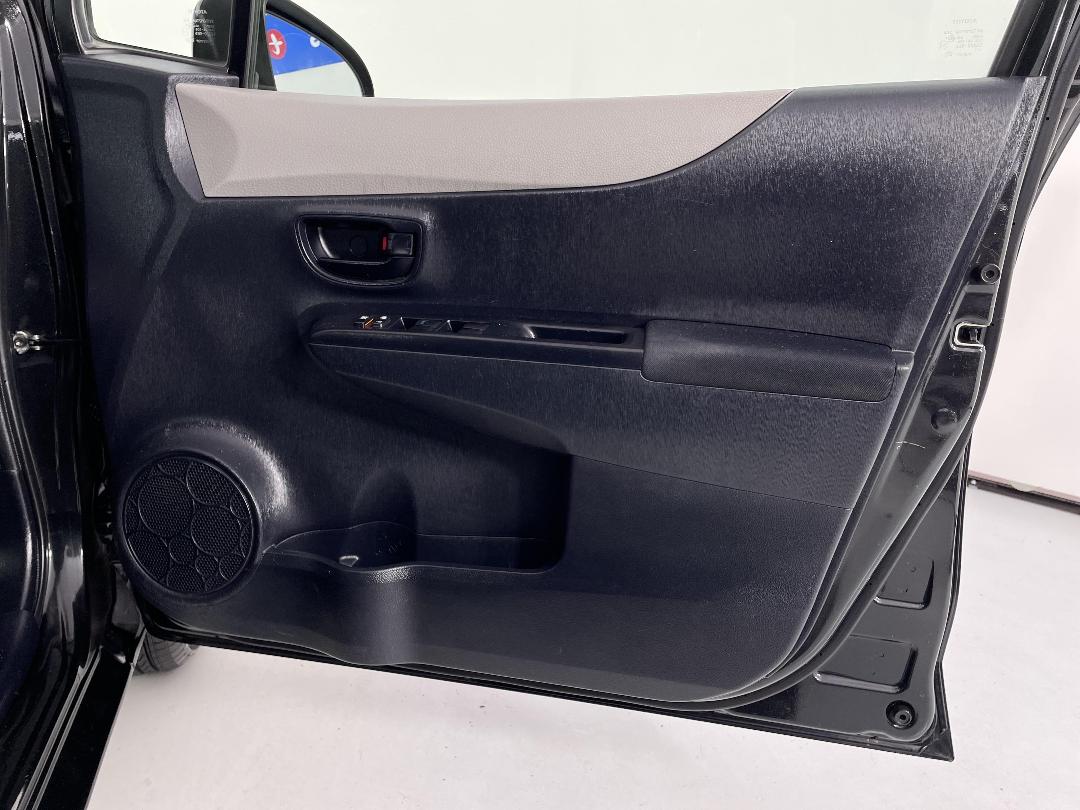 Photo '15' of Toyota Vitz Photo '15' of Toyota Vitz