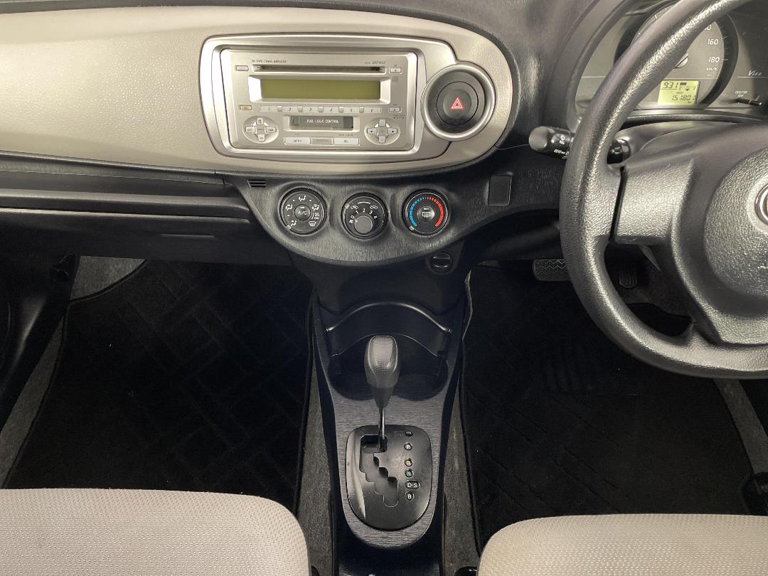 Photo '18' of Toyota Vitz Photo '18' of Toyota Vitz