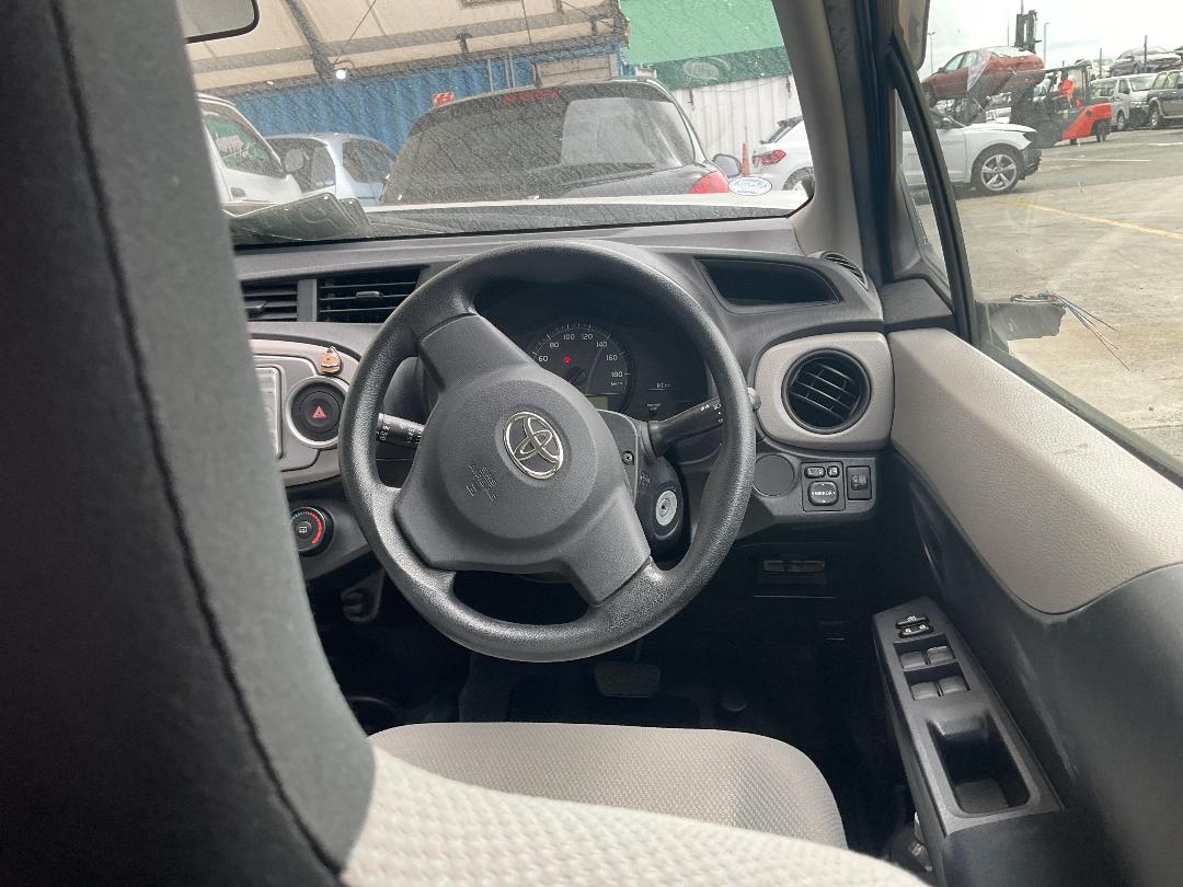 Photo '8' of Toyota Vitz