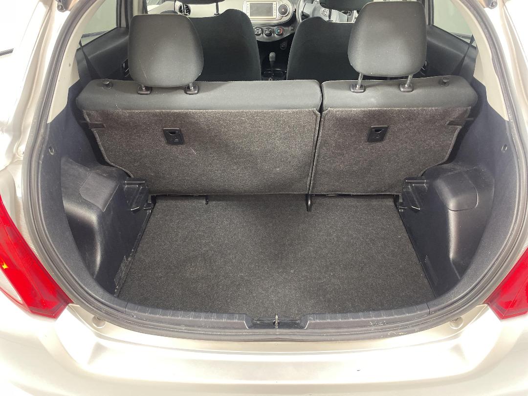 Photo '14' of Toyota Vitz