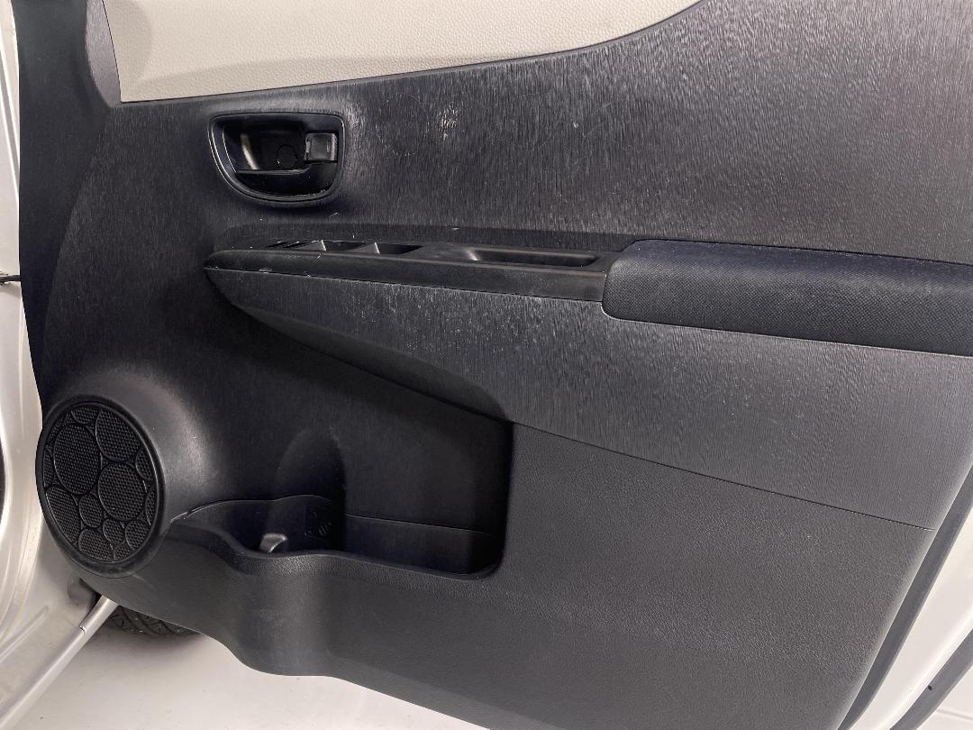 Photo '15' of Toyota Vitz