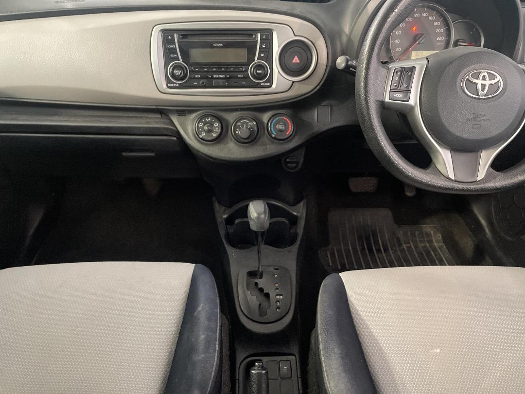 Photo '18' of Toyota Yaris