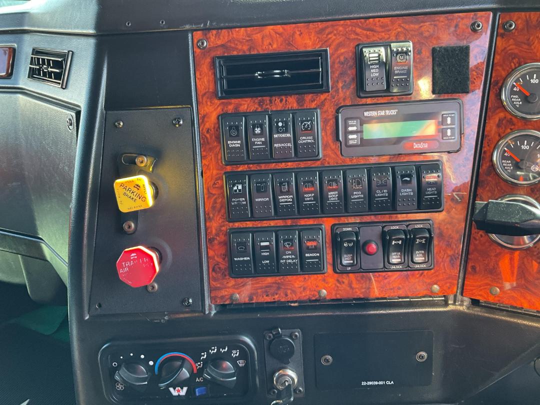 Photo '15' of WESTERN STAR 4884FX Tractor Unit